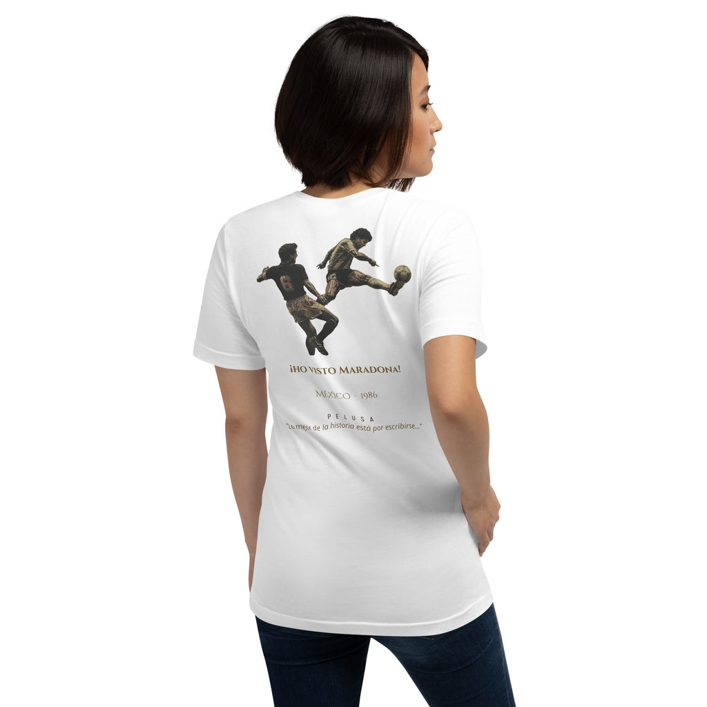 Camiseta blanca inspirada en México 1986, con diseño He Visto Maradona, look trasero mujer
