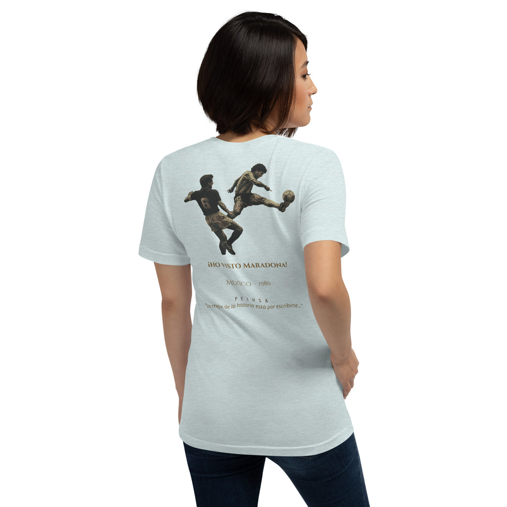 Camiseta celeste inspirada en México 1986, con diseño He Visto Maradona, look mujer