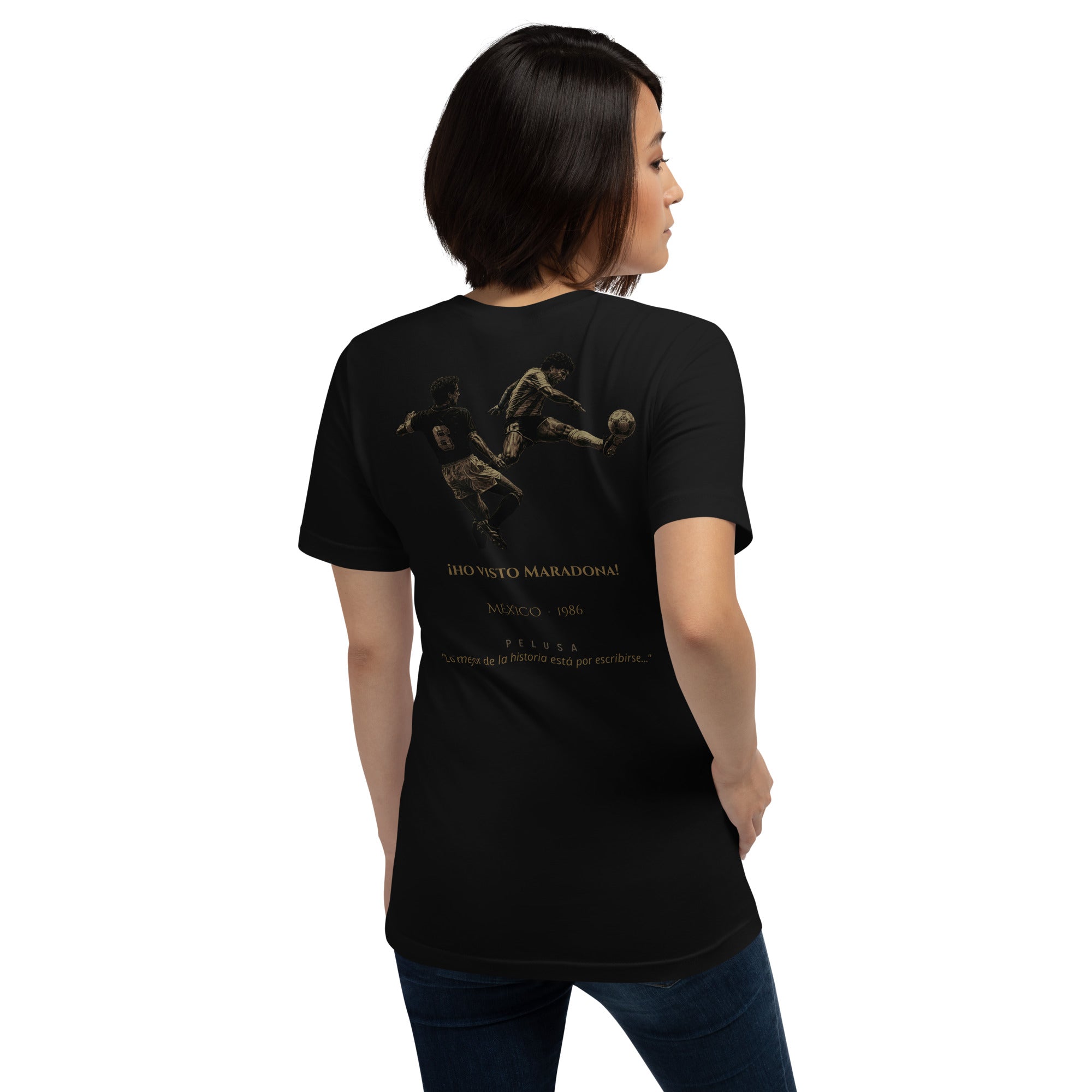 Camiseta negra inspirada en México 1986, con diseño He Visto Maradona, look trasero mujer