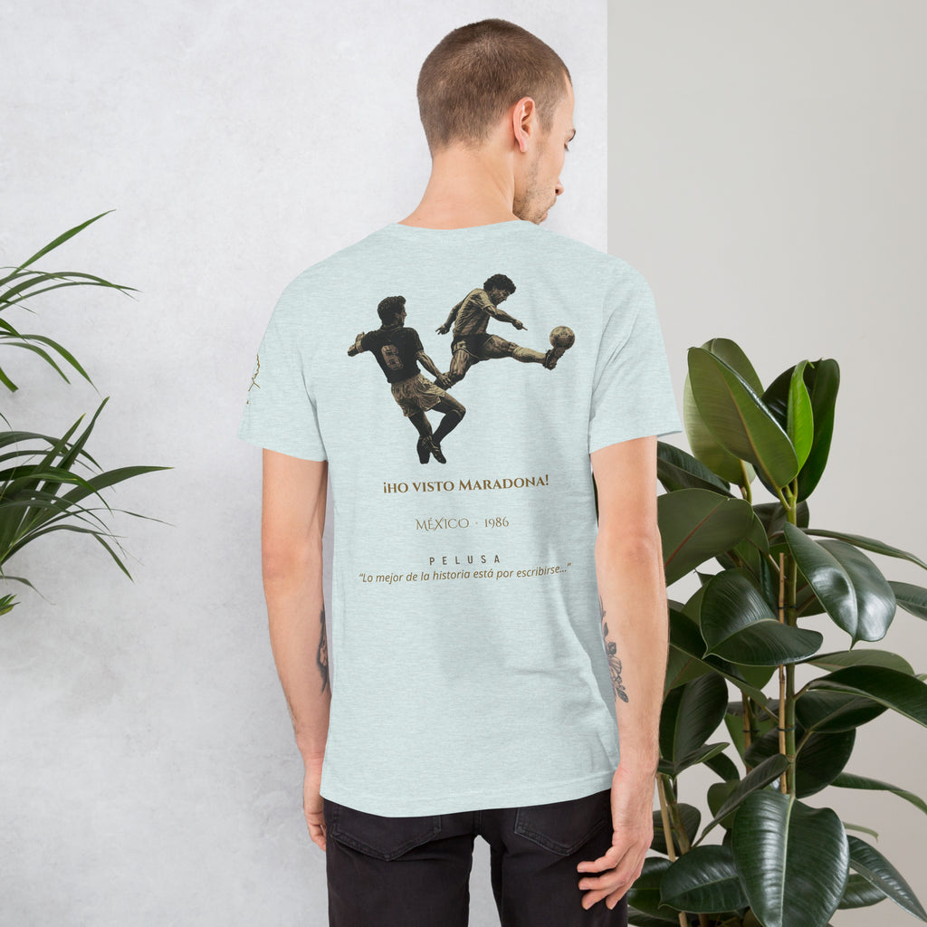 Camiseta celeste inspirada en México 1986, con diseño He Visto Maradona, look hombre trasero