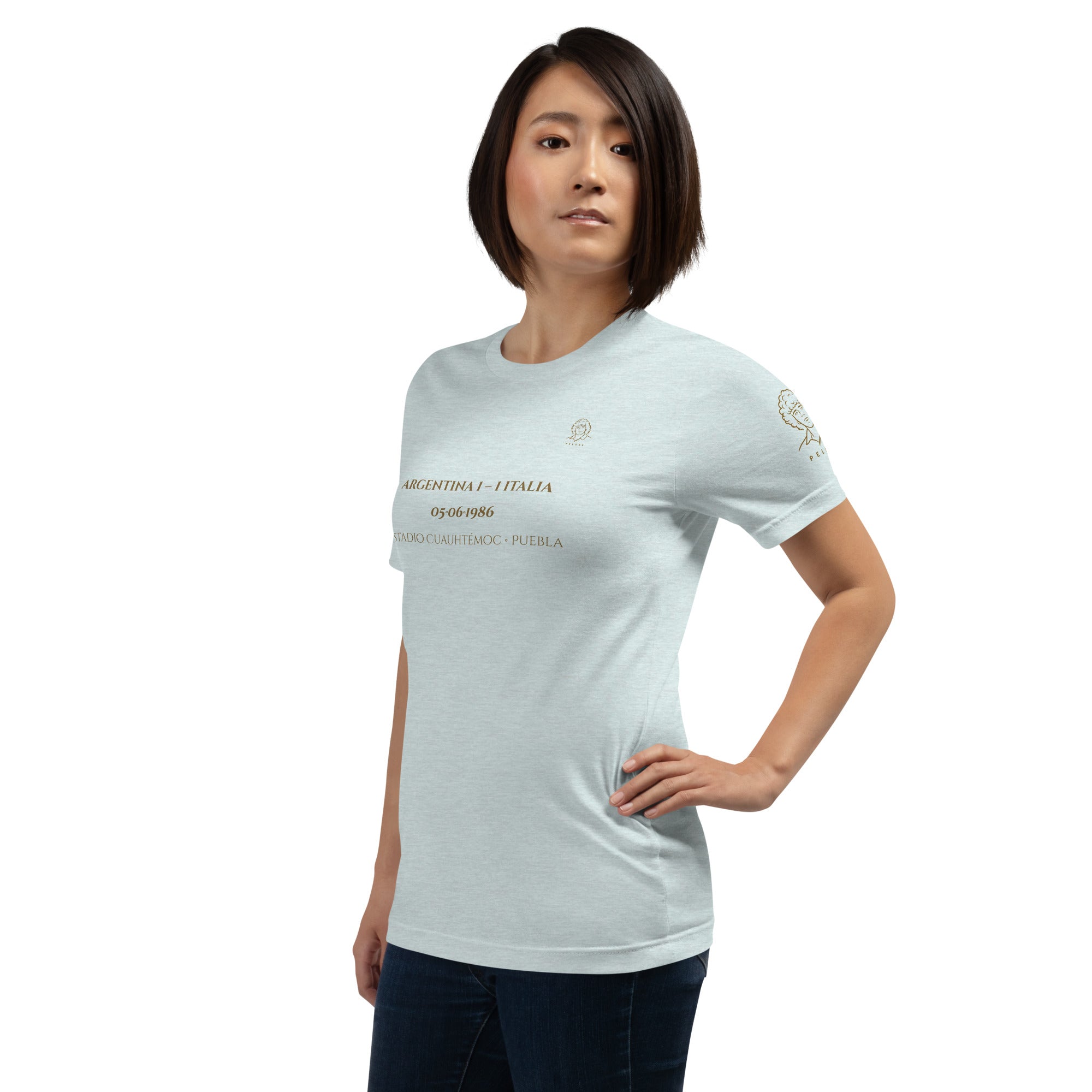 Camiseta celeste inspirada en México 1986, con diseño He Visto Maradona, look frontal mujer
