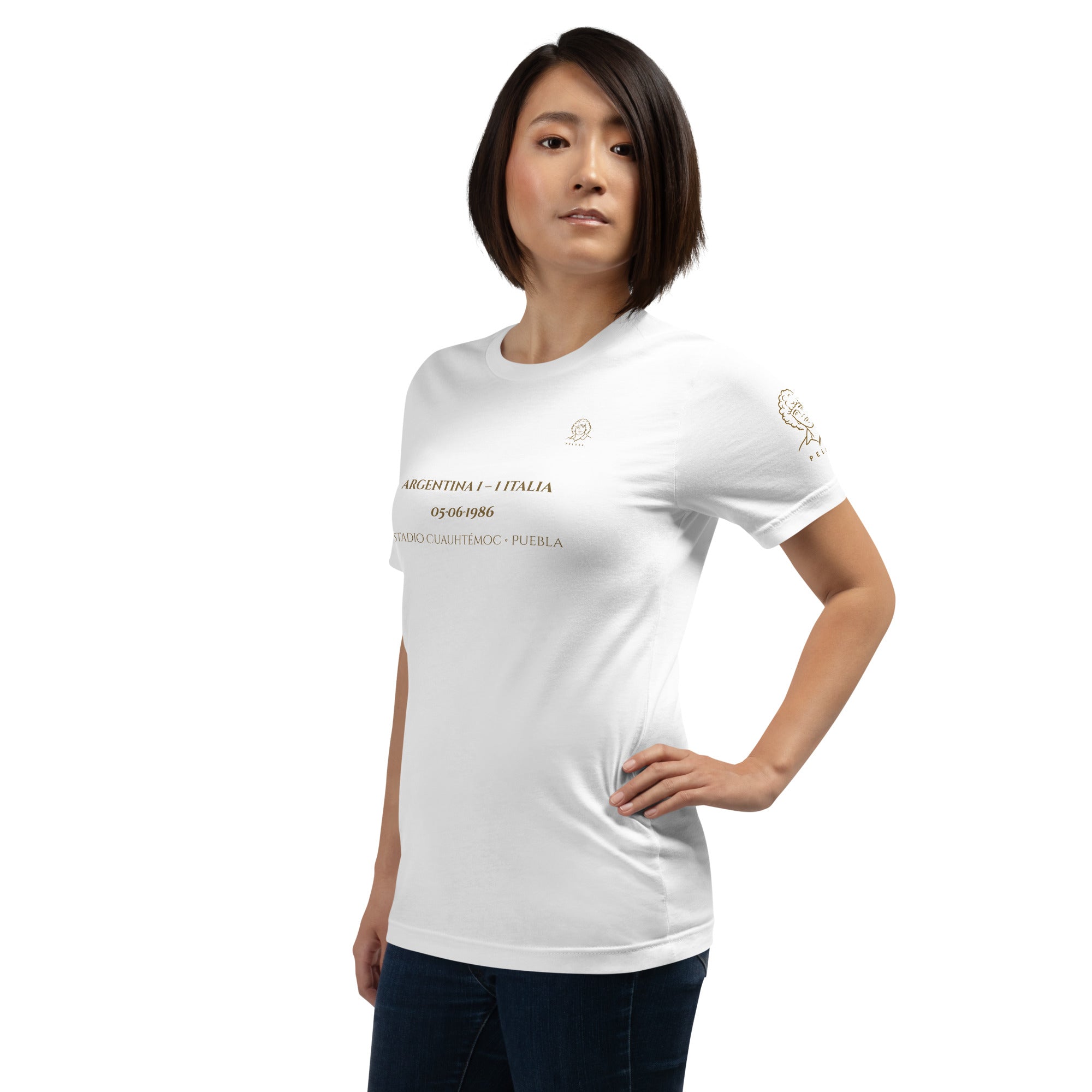 Camiseta blanca inspirada en México 1986, con diseño He Visto Maradona, look mujer frontal