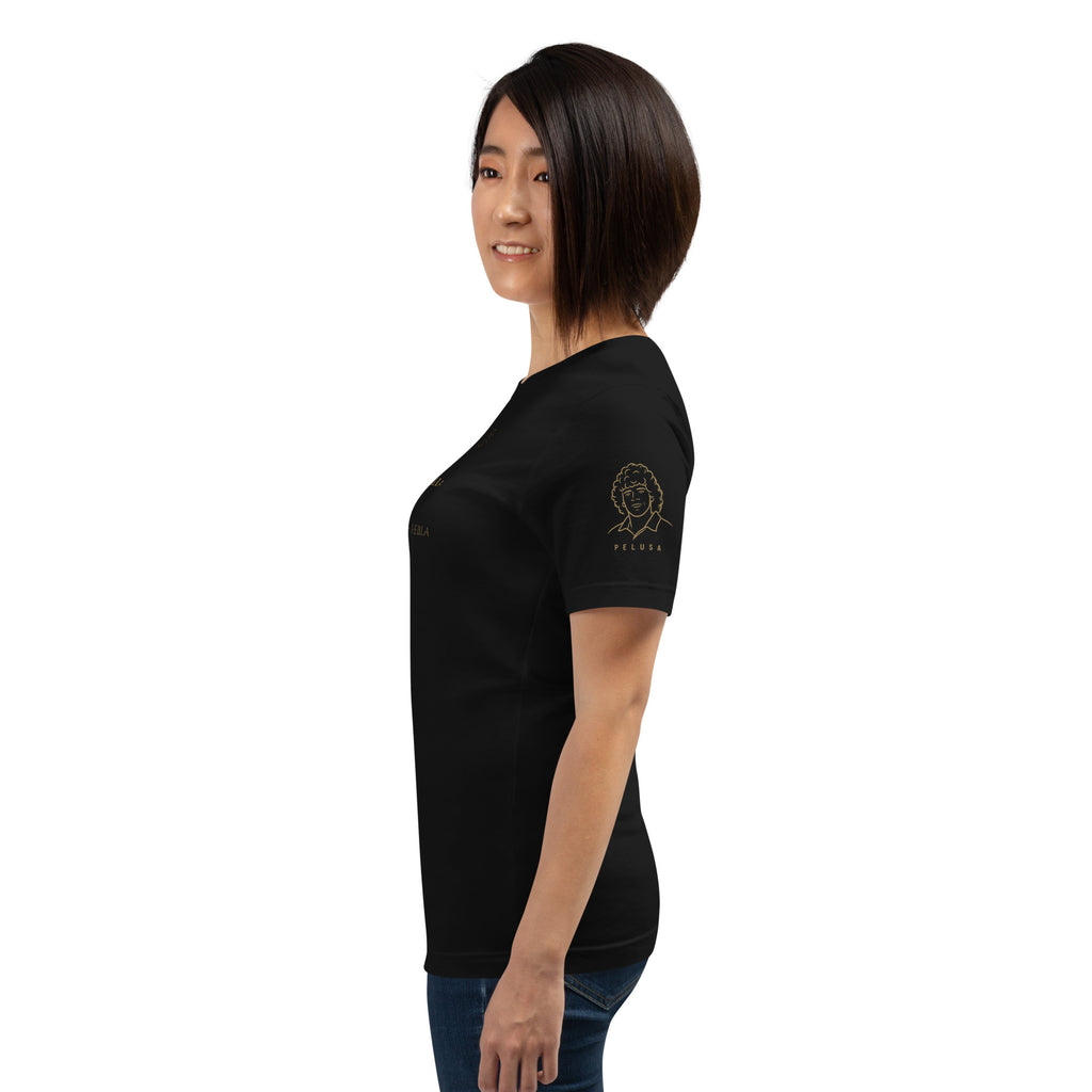 Camiseta negra inspirada en México 1986, con diseño He Visto Maradona, look lateral mujer