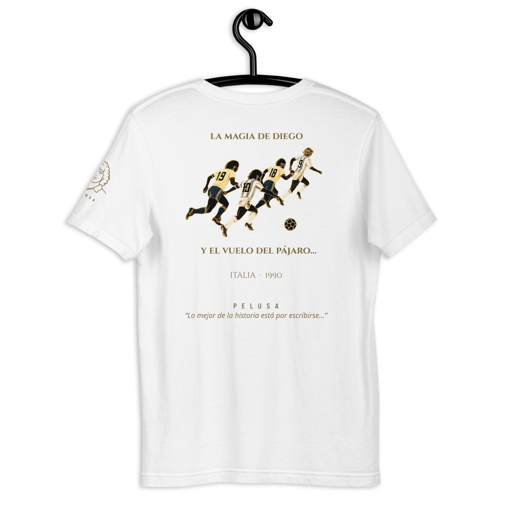 Camiseta blanca con diseño La Magia de Diego y El Vuelo del Pájaro en la espalda, espalda
