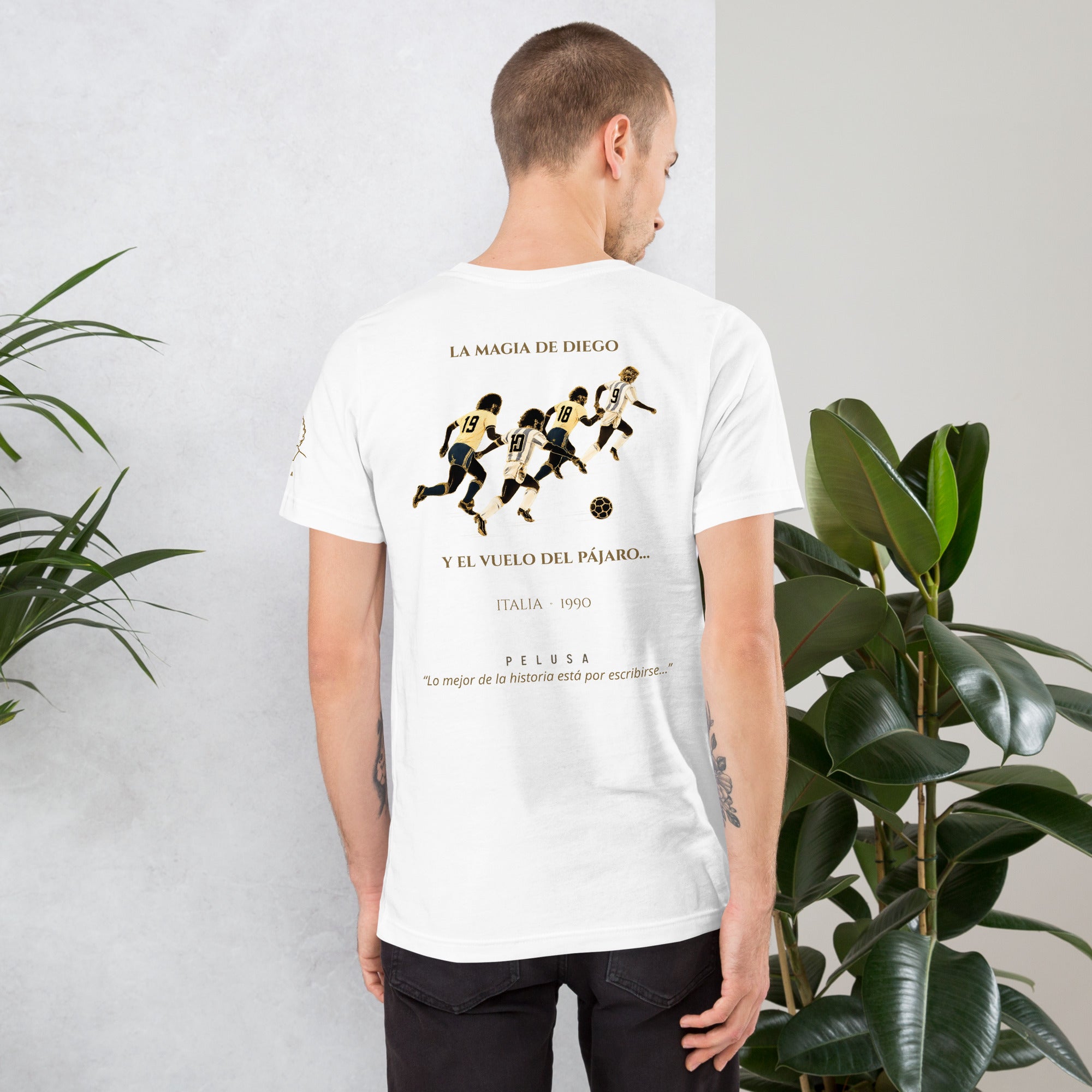 Camiseta blanca con diseño La Magia de Diego y El Vuelo del Pájaro en la espalda, look trasero hombre