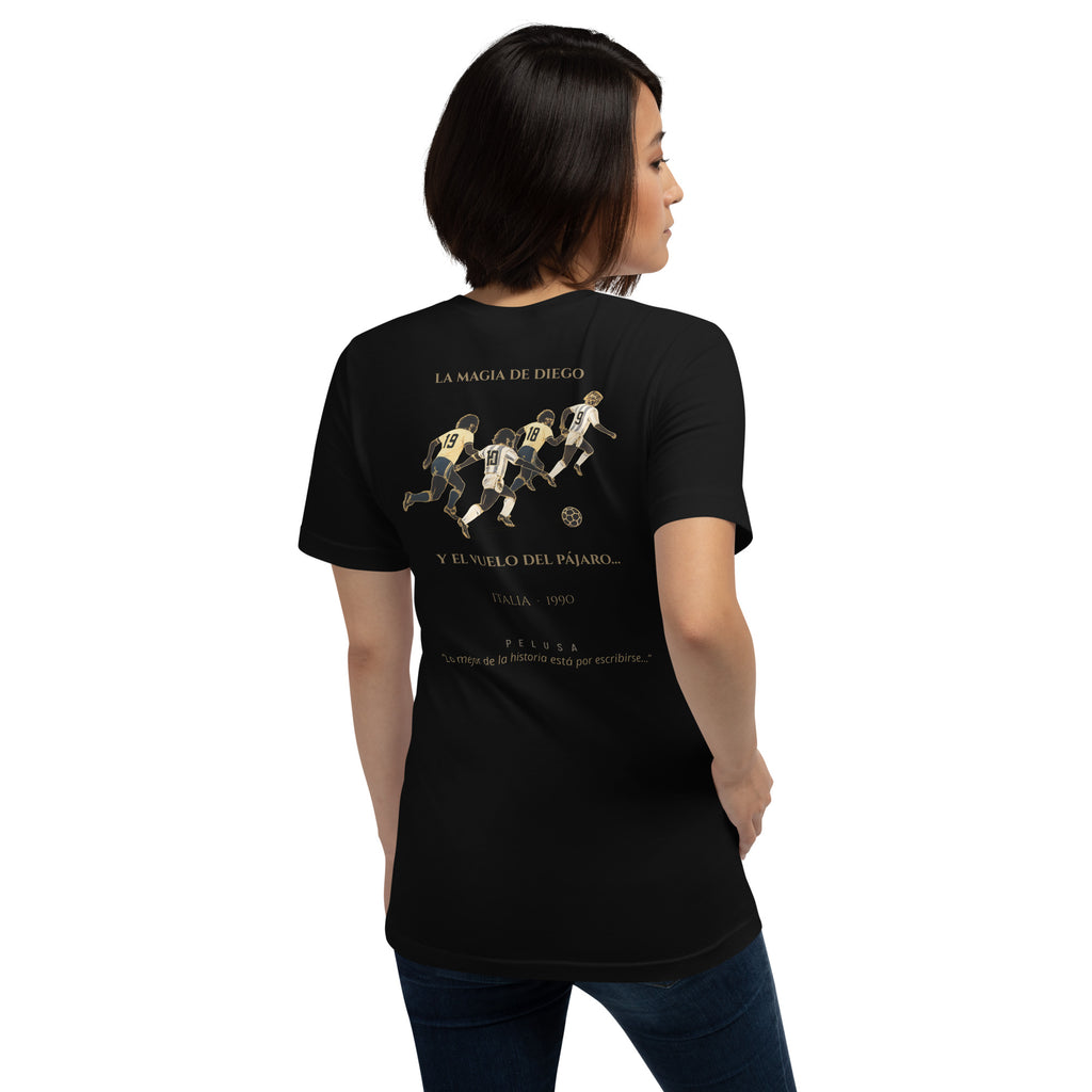 Camiseta negra con diseño La Magia de Diego y El Vuelo del Pájaro en la espalda, look lateral mujer