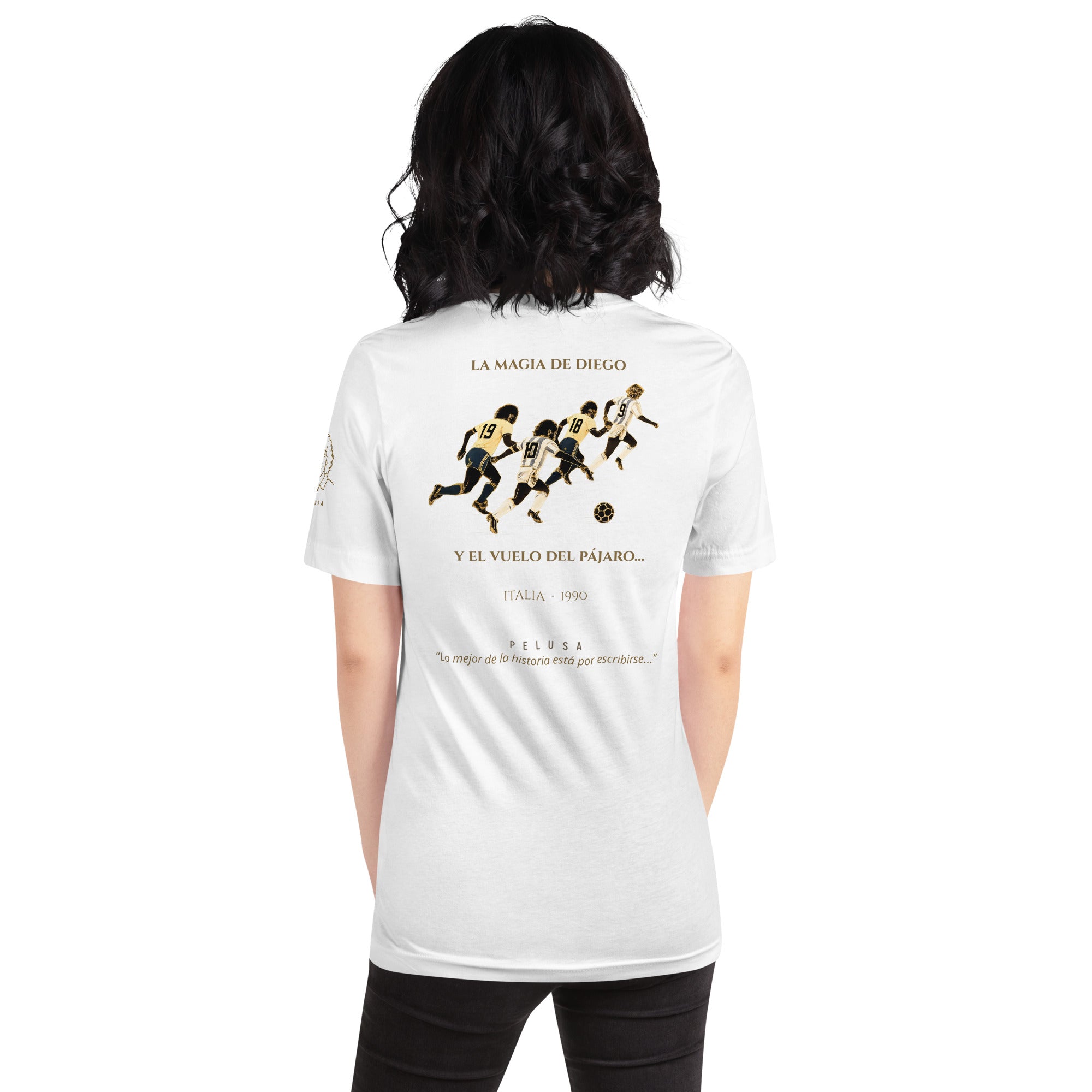 Camiseta blanca con diseño La Magia de Diego y El Vuelo del Pájaro en la espalda, look mujer trasero