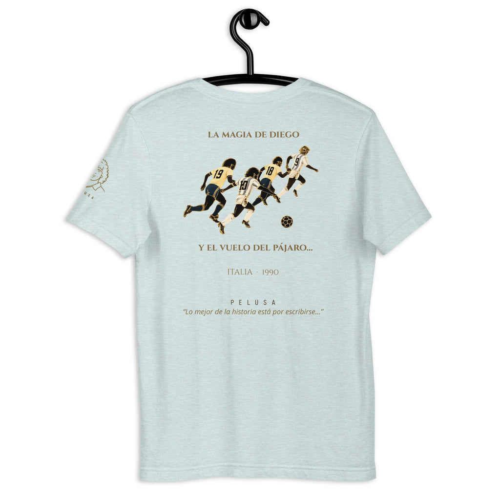 Camiseta azul claro con diseño La Magia de Diego y El Vuelo del Pájaro en la espalda, inspirada en la histórica jugada de Argentina vs Brasil en Italia 1990.