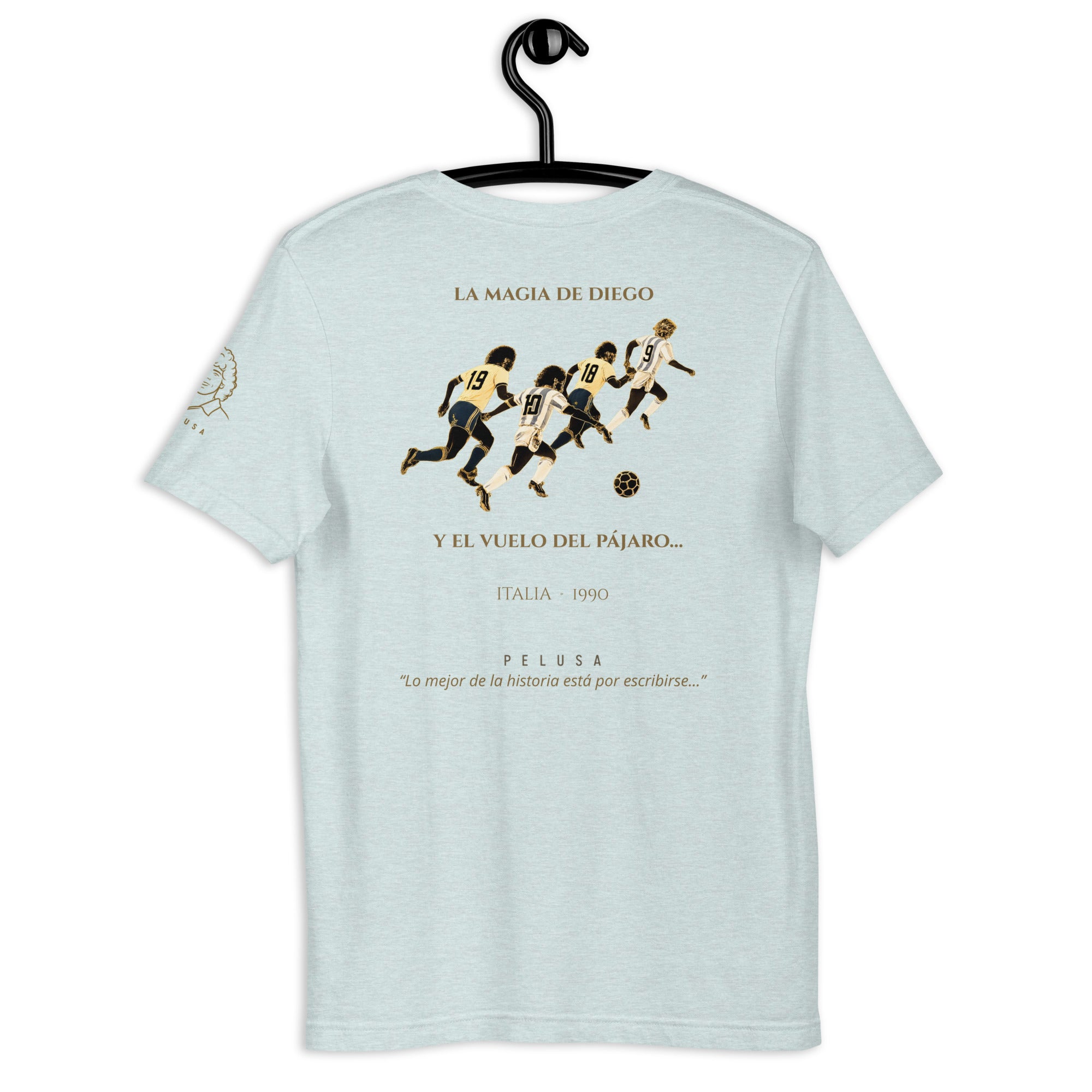 Camiseta azul claro con diseño La Magia de Diego y El Vuelo del Pájaro en la espalda, inspirada en la histórica jugada de Argentina vs Brasil en Italia 1990.