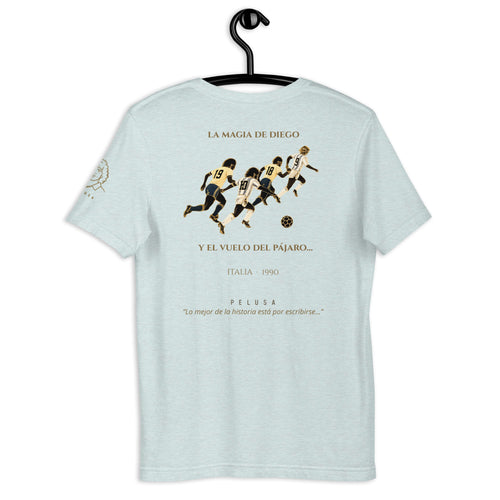 Camiseta azul claro con diseño La Magia de Diego y El Vuelo del Pájaro en la espalda, inspirada en la histórica jugada de Argentina vs Brasil en Italia 1990.