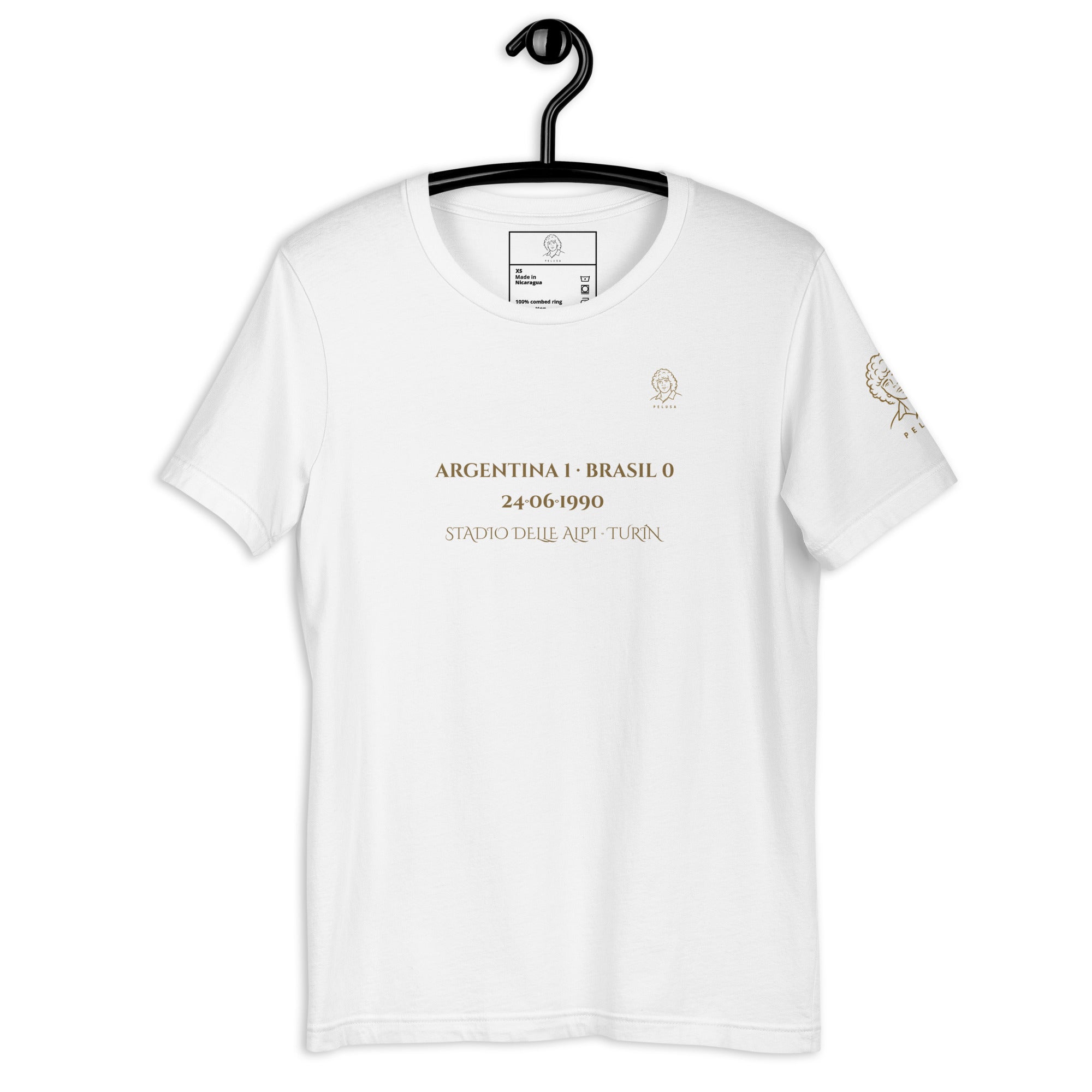 Camiseta blanca con diseño La Magia de Diego y El Vuelo del Pájaro en la espalda, look de mujer