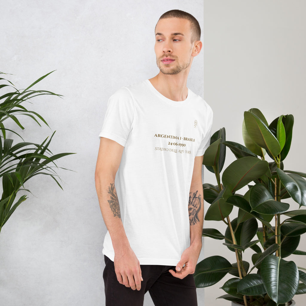 Camiseta blanca con diseño La Magia de Diego y El Vuelo del Pájaro en la espalda, look hombre frontal
