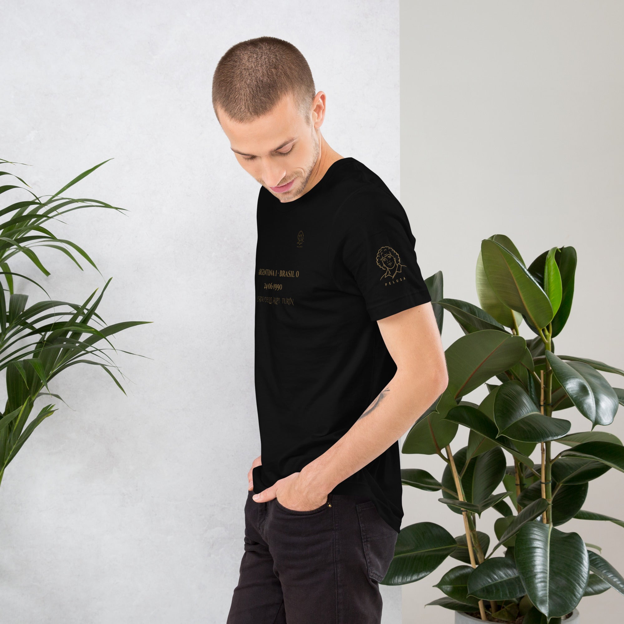 Camiseta azul claro con diseño La Magia de Diego y El Vuelo del Pájaro en la espalda, look lateral hombre