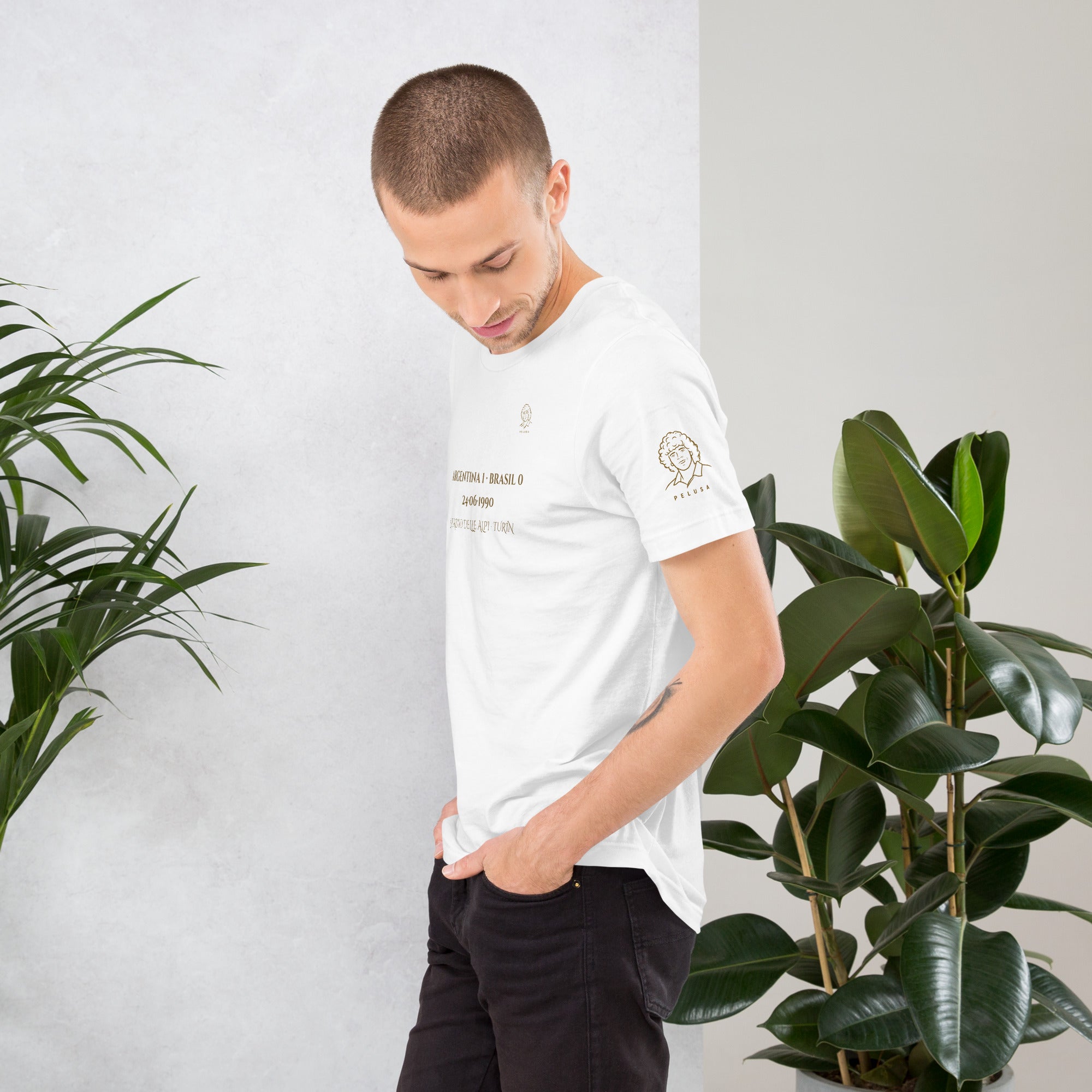 Camiseta blanca con diseño La Magia de Diego y El Vuelo del Pájaro en la espalda, look lateral hombre
