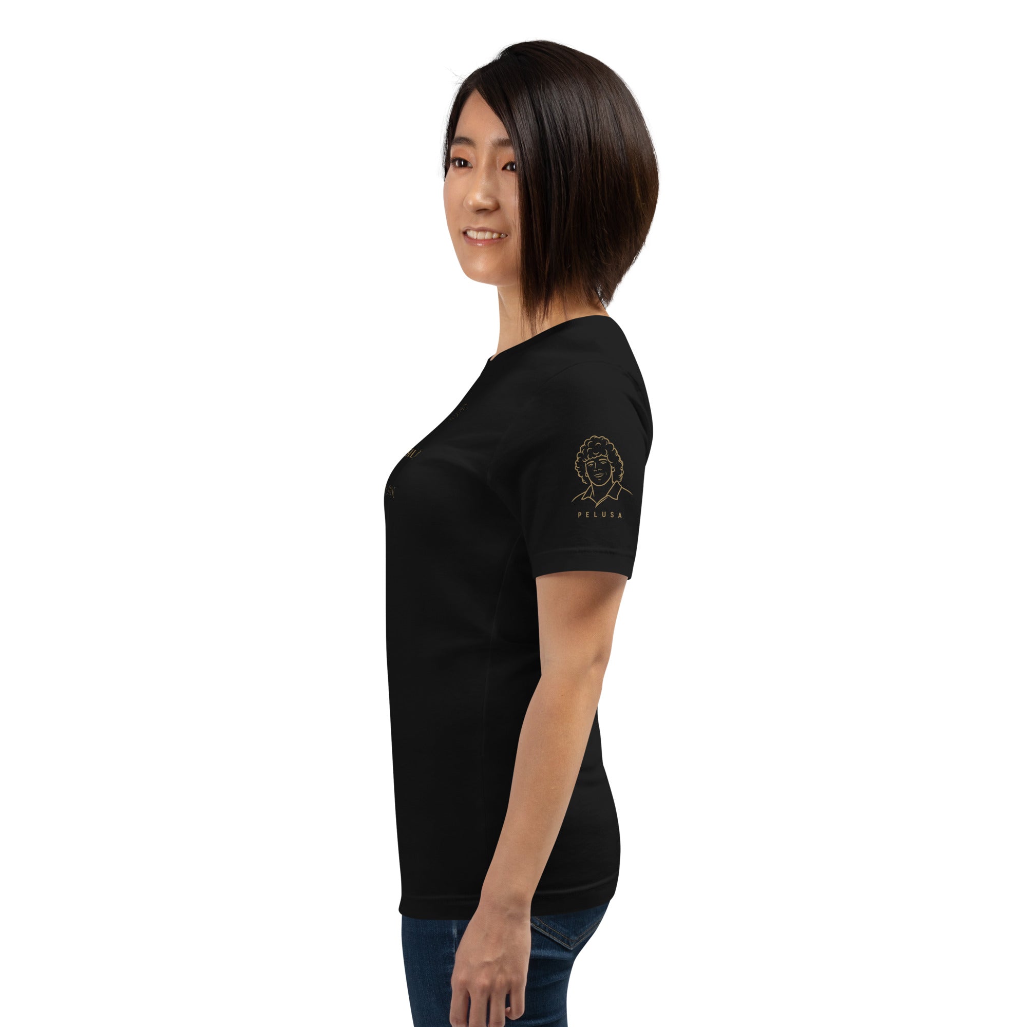 Camiseta negra con diseño La Magia de Diego y El Vuelo del Pájaro en la espalda, look lateral mujer