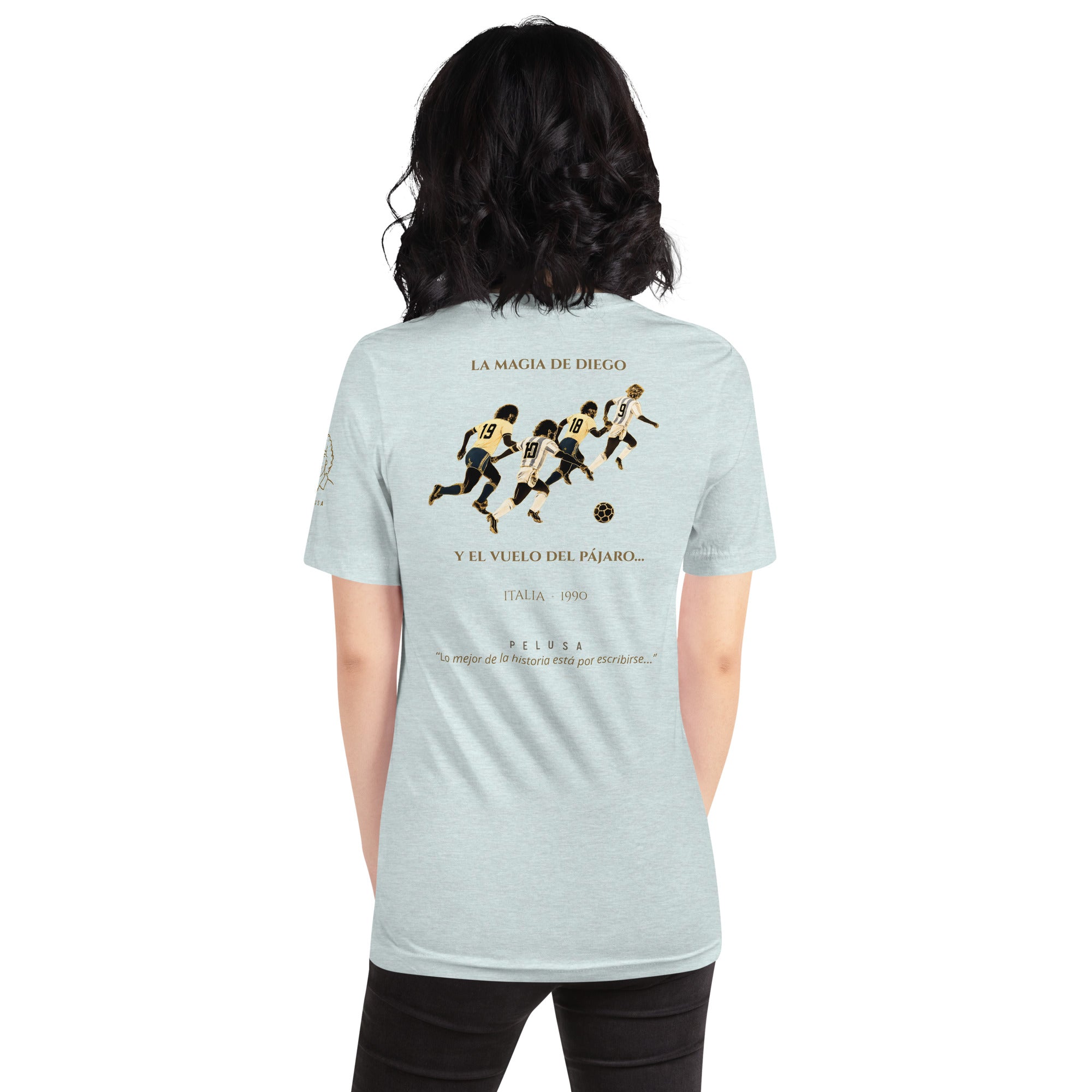 Camiseta azul claro inspirada en Argentina vs Brasil de Italia 1990, look trasero mujer