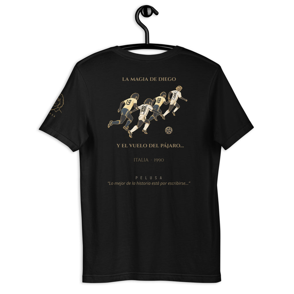 Camiseta negra inspirada en Argentina vs Brasil de Italia 1990, con ilustración de la histórica jugada entre Maradona y Caniggia en la espalda.