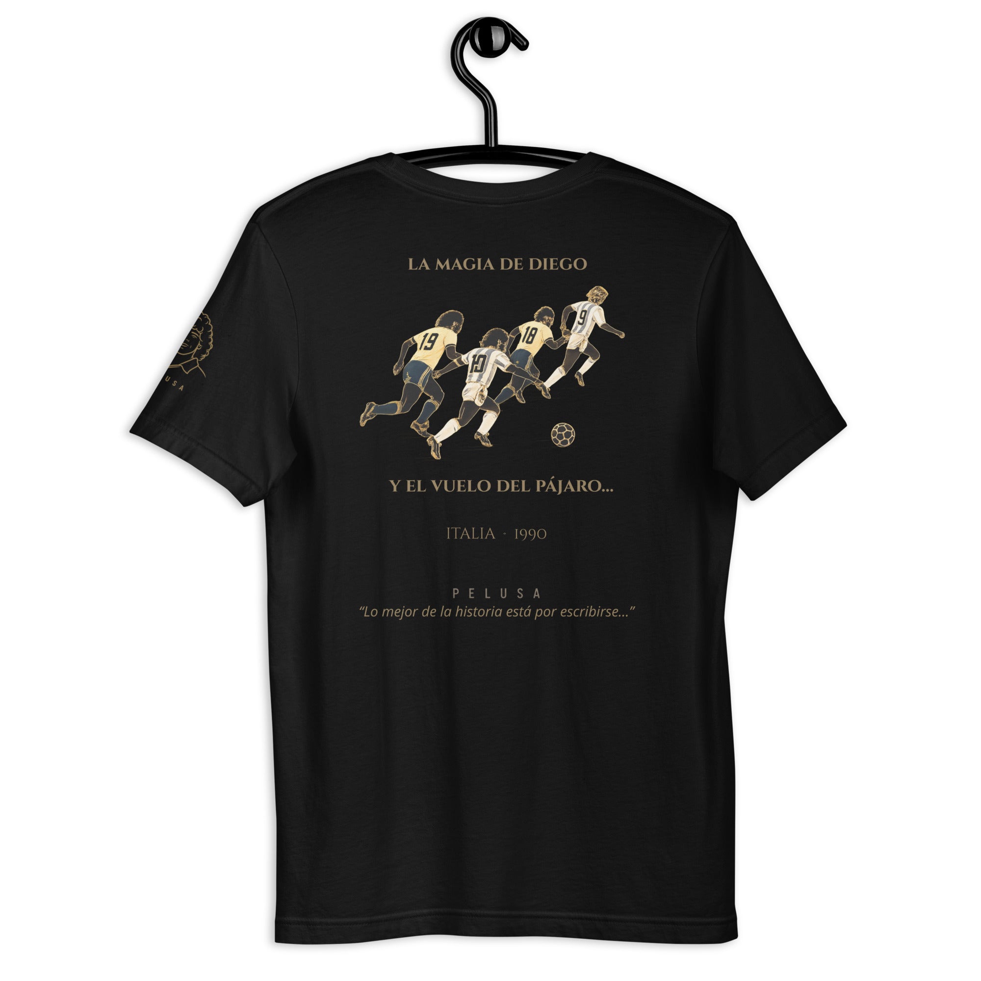 Camiseta negra inspirada en Argentina vs Brasil de Italia 1990, con ilustración de la histórica jugada entre Maradona y Caniggia en la espalda.