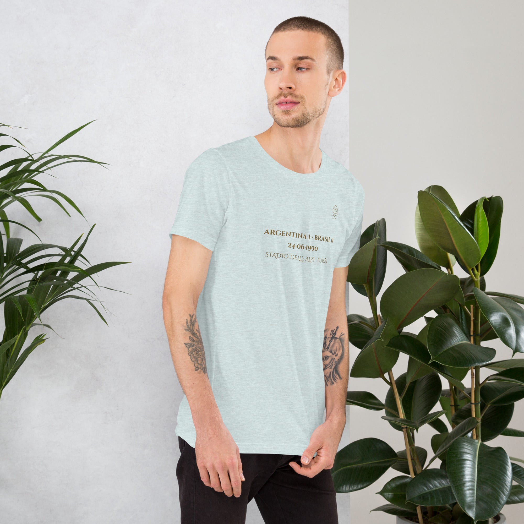 Camiseta azul claro inspirada en Argentina vs Brasil de Italia 1990, look frontal hombre
