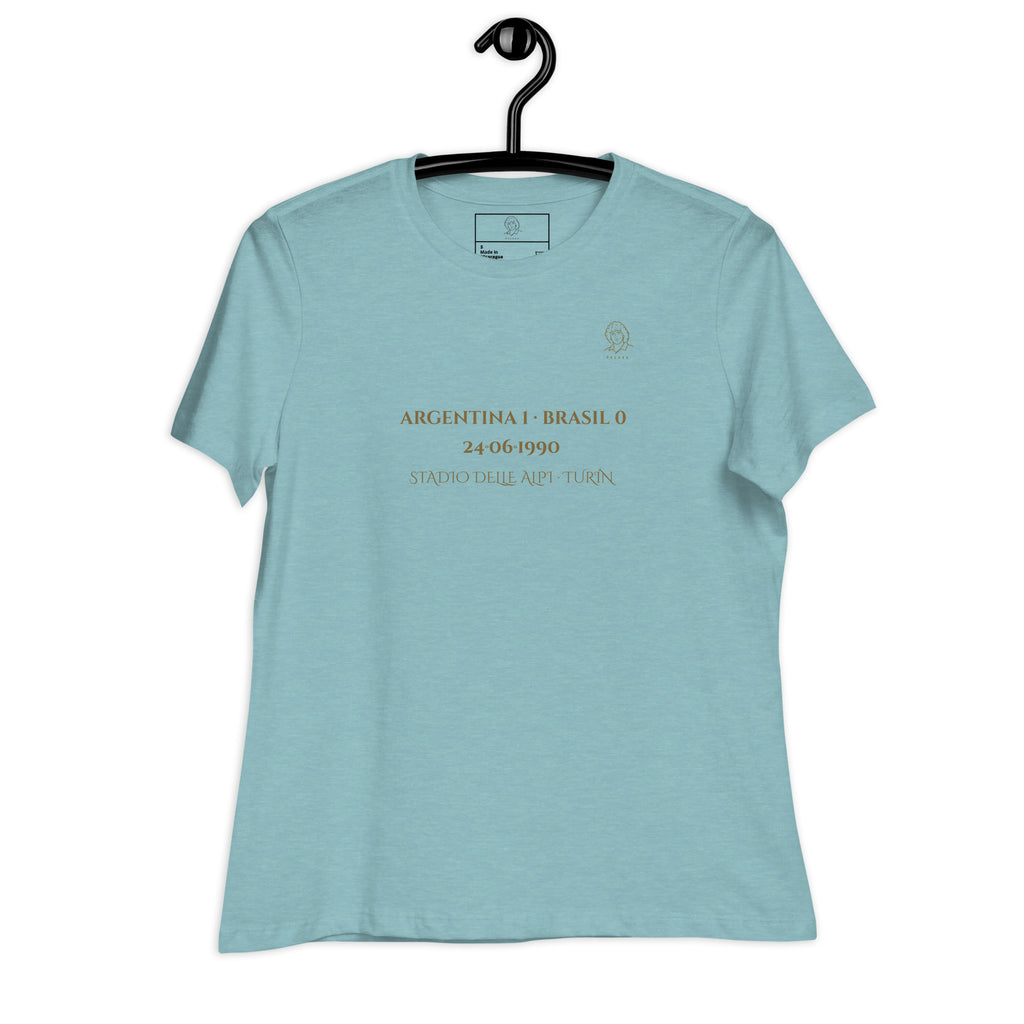 Camiseta celeste con diseño La Magia de Diego Italia 1990 en la espalda, frontal mujer