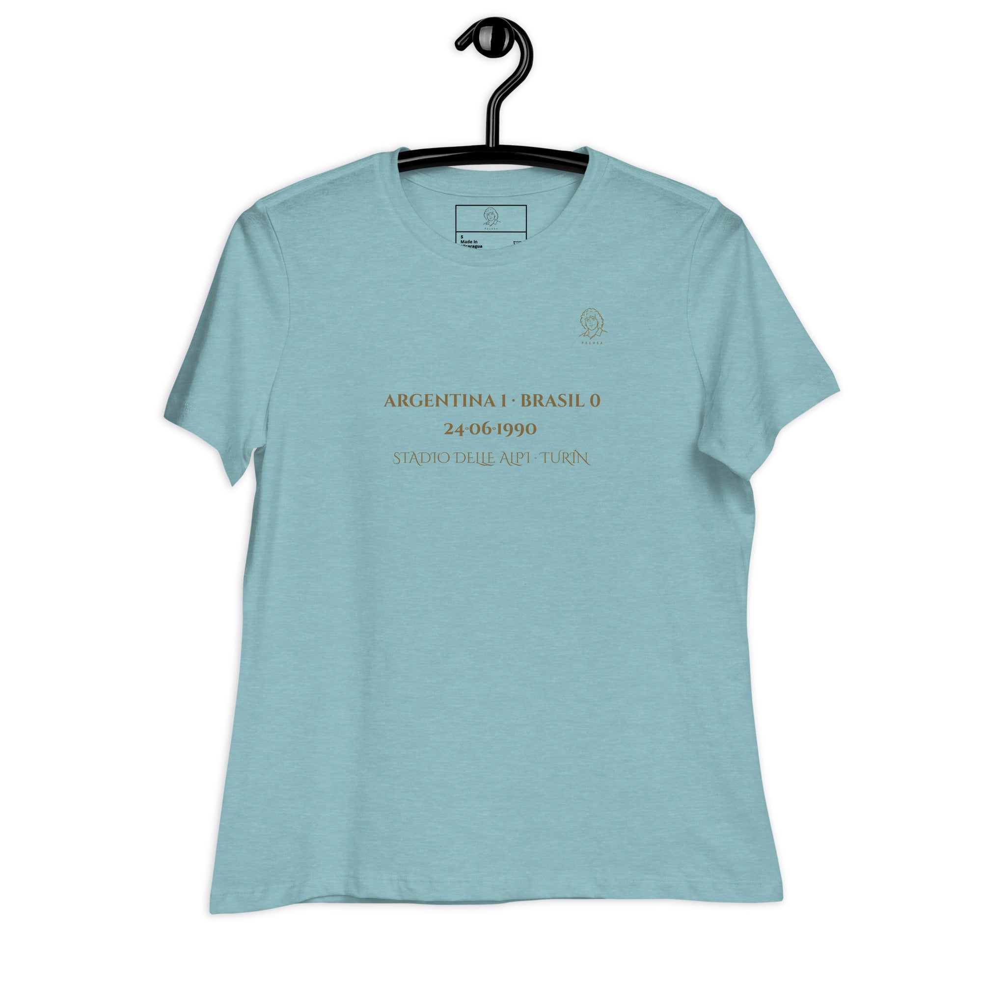 Camiseta celeste con diseño La Magia de Diego Italia 1990 en la espalda, frontal mujer