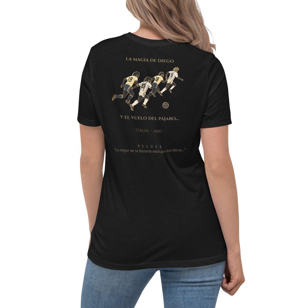 Camiseta negra con diseño La Magia de Diego Italia 1990 en la espalda, ilustración inspirada en una jugada histórica de fútbol, look mujer