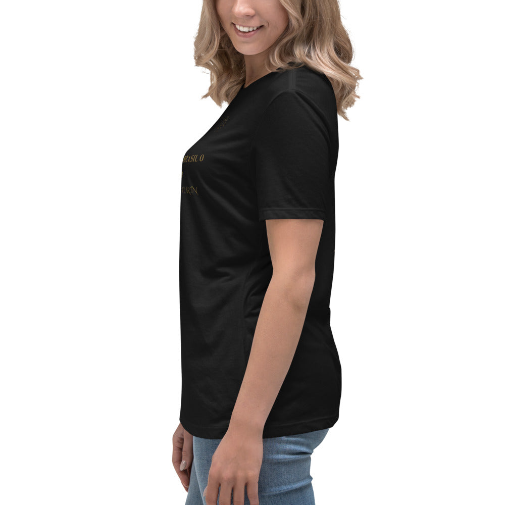 Camiseta negra con diseño La Magia de Diego Italia 1990 en la espalda, ilustración inspirada en una jugada histórica de fútbol, look de mujer