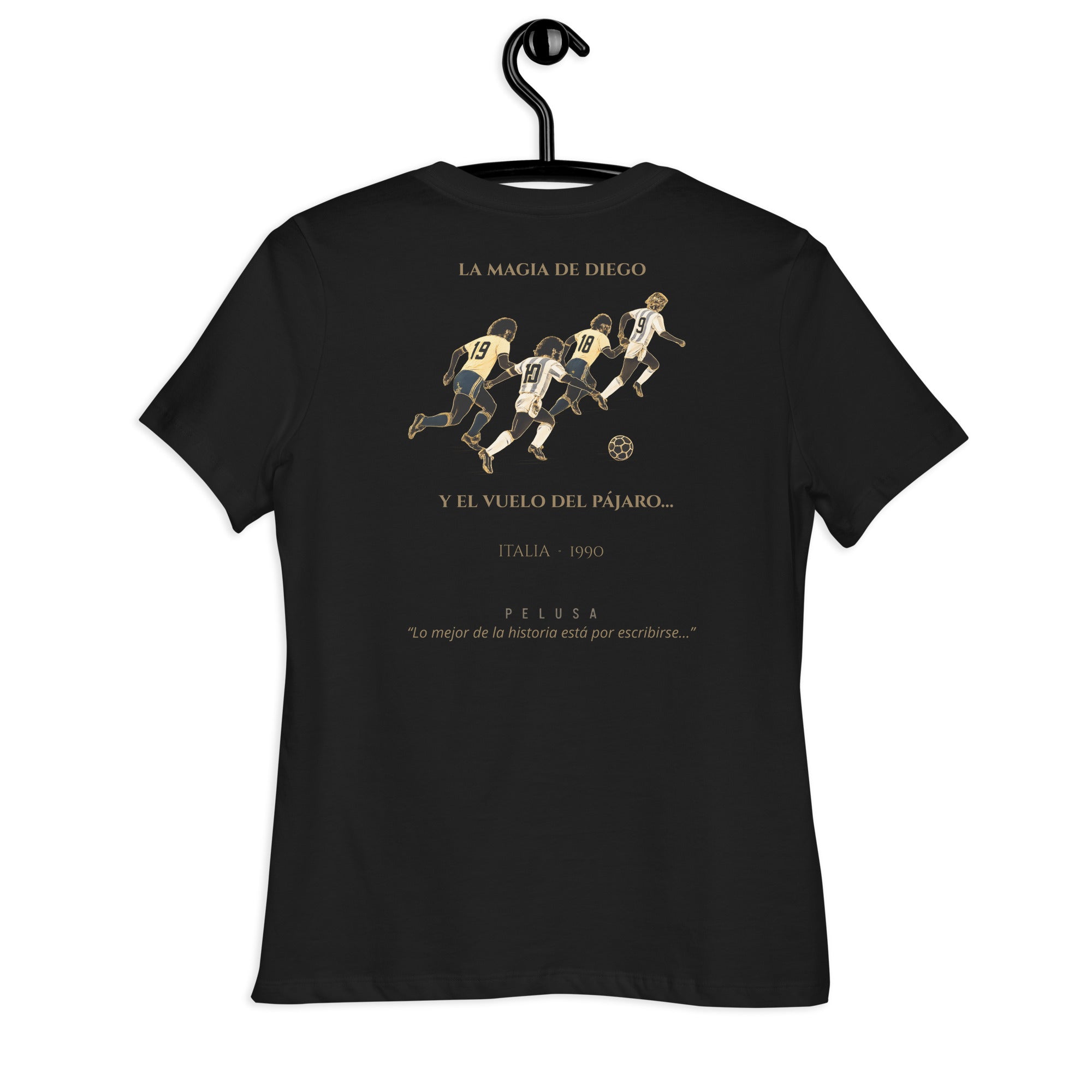 Camiseta negra con diseño La Magia de Diego Italia 1990 en la espalda, ilustración inspirada en una jugada histórica de fútbol