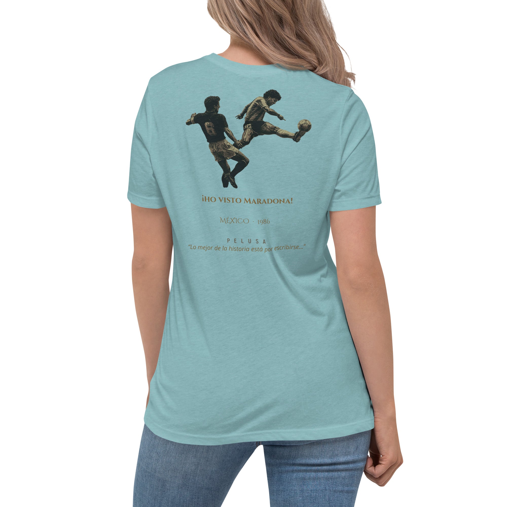 Camiseta mujer celeste con diseño He Visto Maradona en la espalda, look trasero