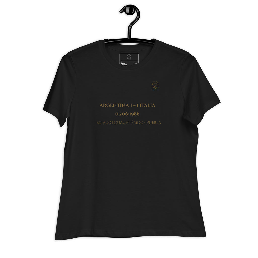 Camiseta mujer negra con diseño He Visto Maradona en la espalda, frontal.